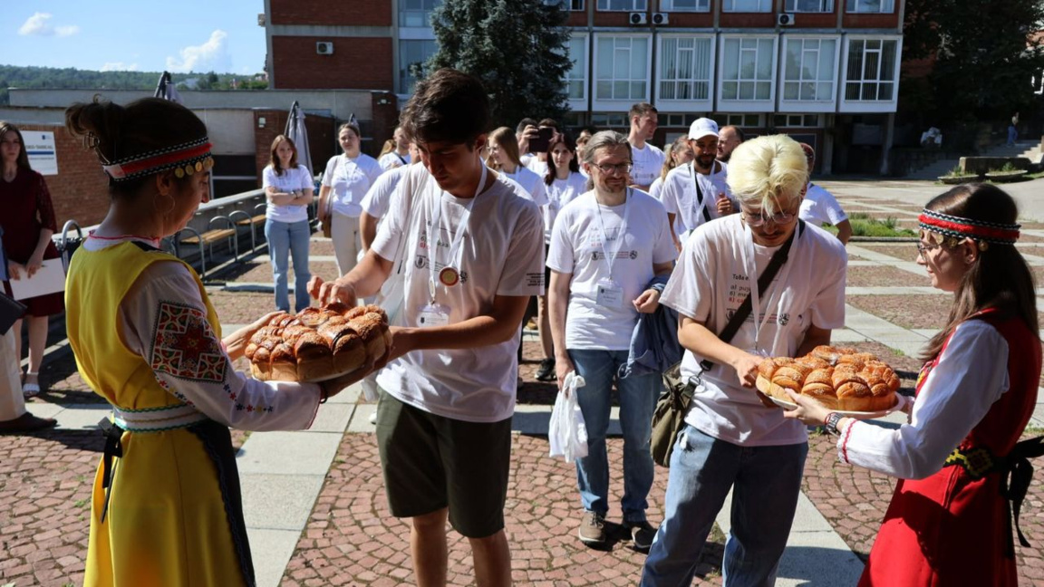 Посрещнаха с хляб и сол участниците в ме...