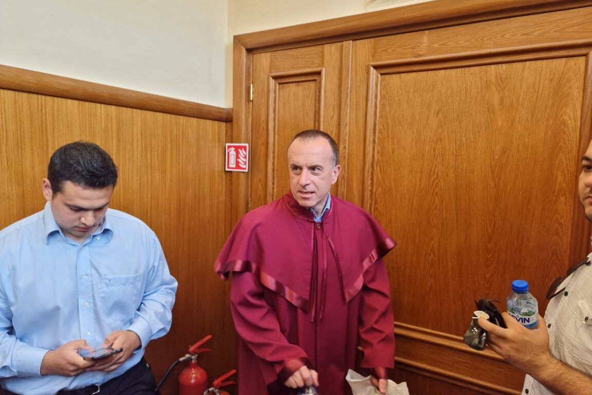 Апелативният съд - София гледа днес искането на Никола Барбутов и Петър Рафаилов за изменение на наложената им мярка за неотклонение. На снимката: прокурор Юлиян Лефтеров от Апелативна прокуратура - София - 3 юли 2025 г.