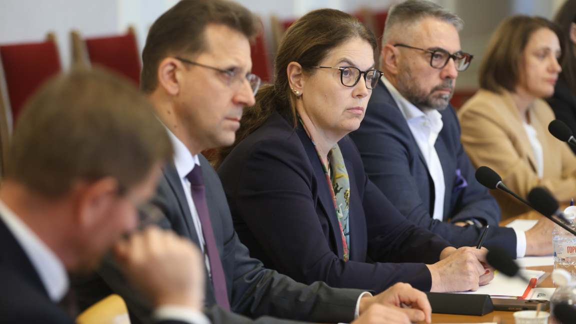 Министърът на енергетиката Ива Петрова (в центъра) на заседанието на Комисията по енергетика в НС -  7 октомври 2026 г.