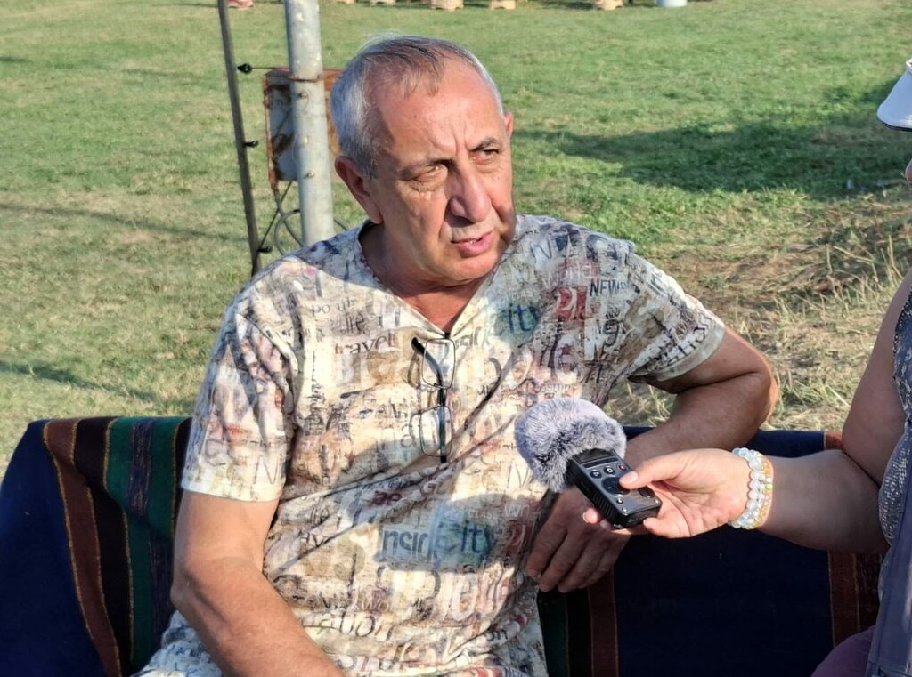 Шофьорът Тодор Тодоров, който обикаля от събор на събор, и снима