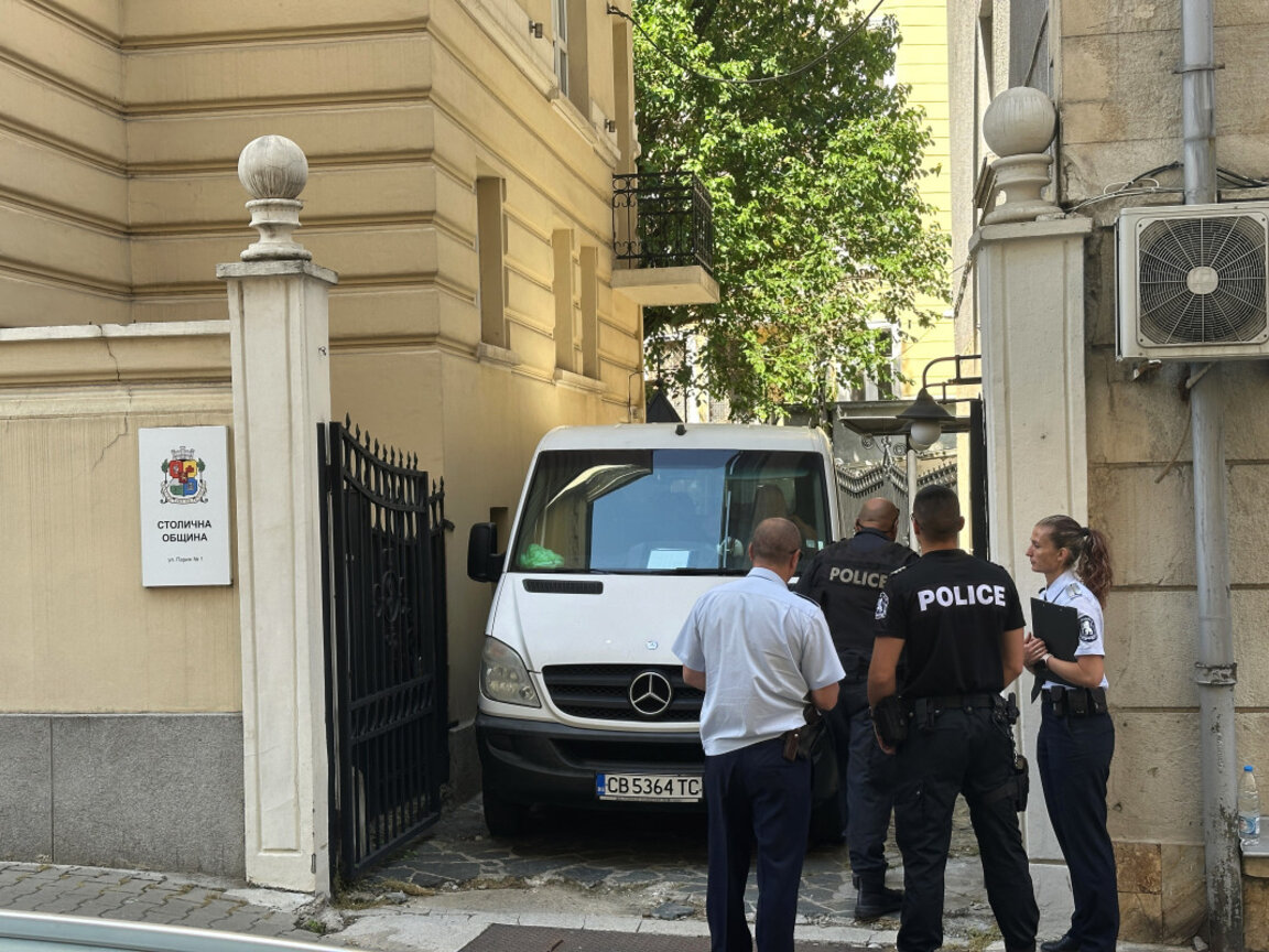 Микробуси и коли на полицията, както и служители на реда пред сградата на Столичната община. Полицаите са пред входа на СО, както и на ул. "Париж", където също има сграда на общината - 24 юни 2025 г.