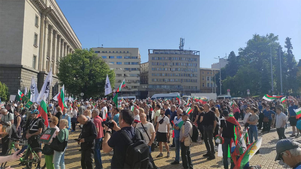 Протест за запазване на българския лев блокира движението около парламента