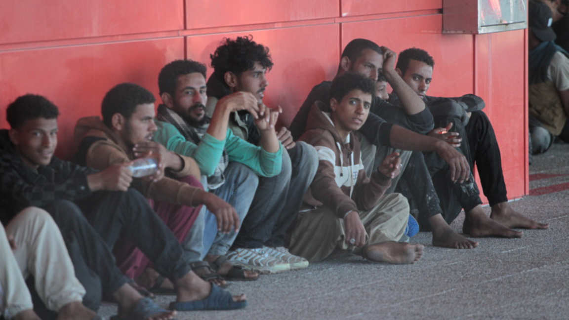 Група спасени в морето мигранти на атинското пристанище Лаврио, 10 юли 2025 г.