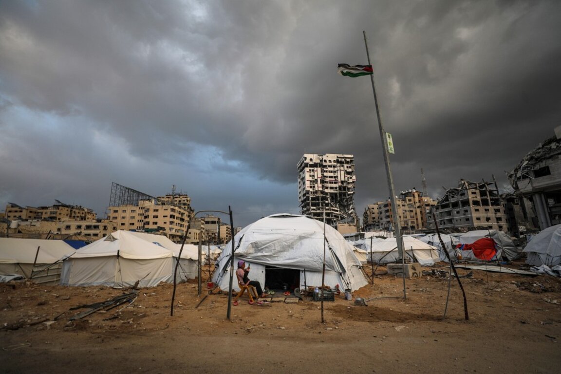 Палатки на разселени палестинци в северната част на Газа