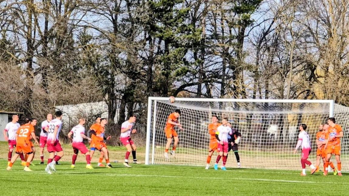 Пет "мълнии" поразиха вратата на "Енев" ...