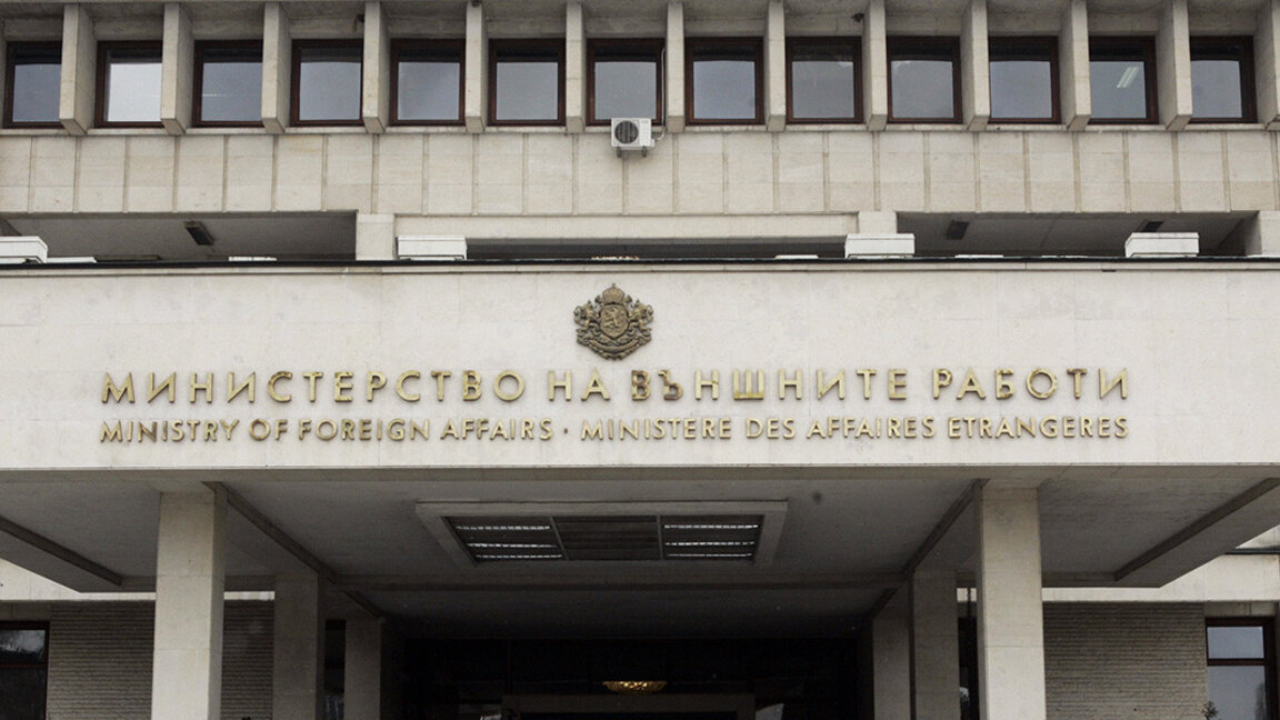 МВнР: Българите, които остават в зоната около Санторини, да се свържат с посолството в Атина