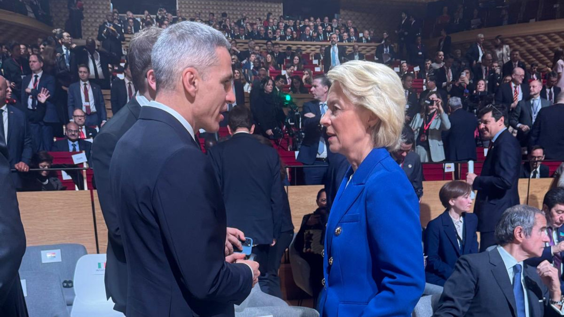 Премиерът Гюров разговаря в Париж с Урсула фон дер Лайен