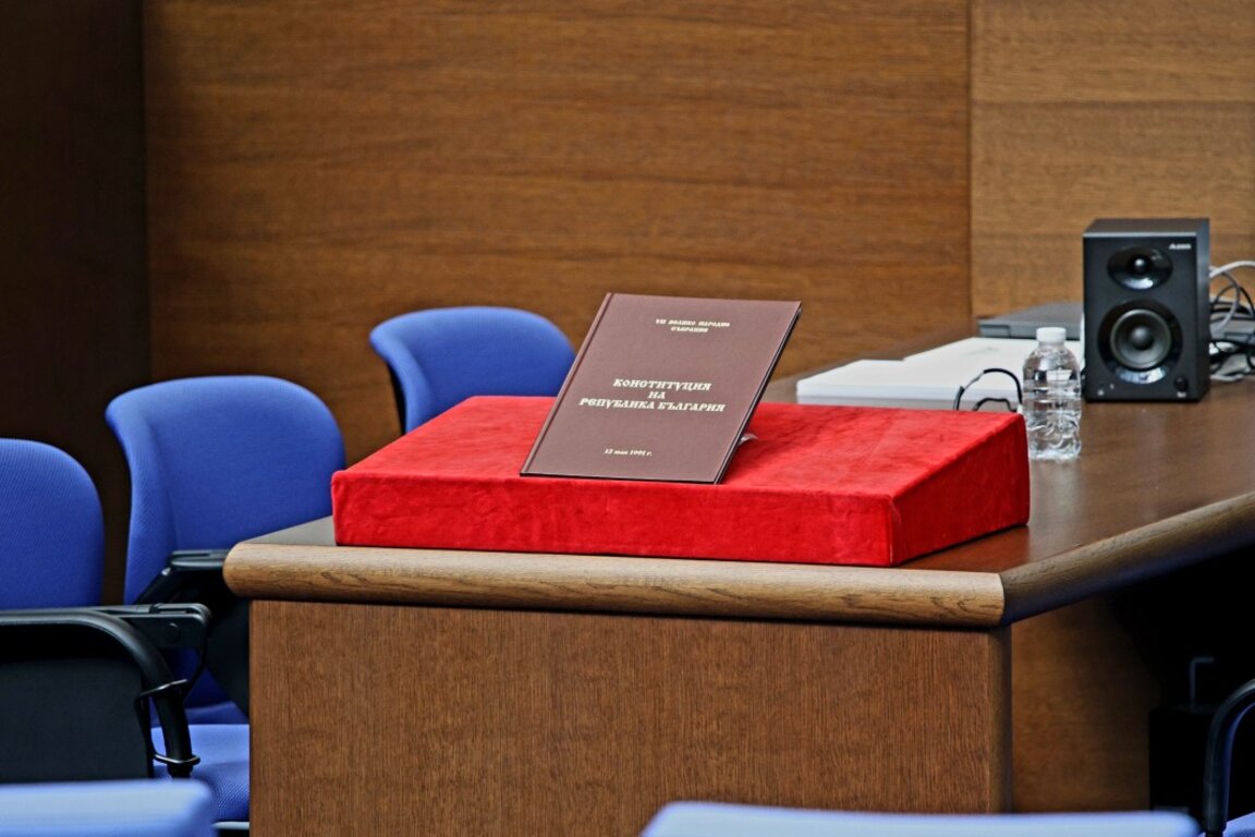 Президентът отново връща КС към промените в Конституцията. Какви са мотивите му