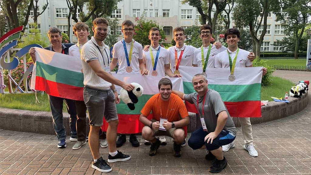 С медалите и родния трибагреник в Шанхай