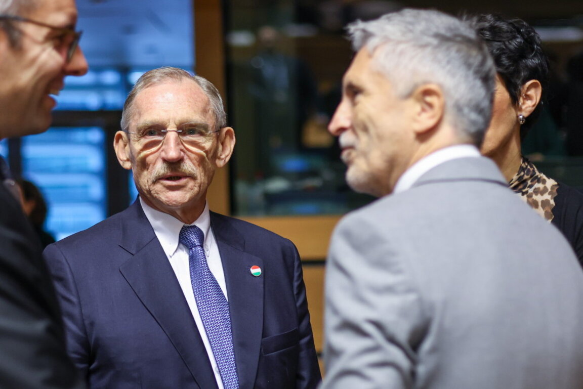 Унгарският вътрешен министър Шандор Пинтер (в центъра) в началото на Европейския съвет на министрите на вътрешните работи в Люксембург, 10 октомври 2024 г.