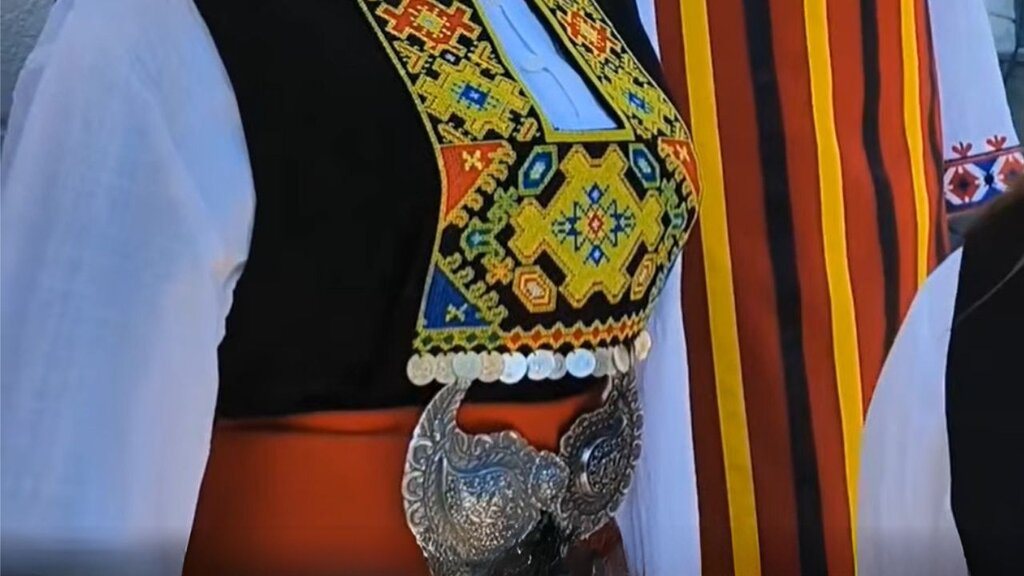 Desislava Marinova confecciona trajes tradicionales búlgaros auténticos 