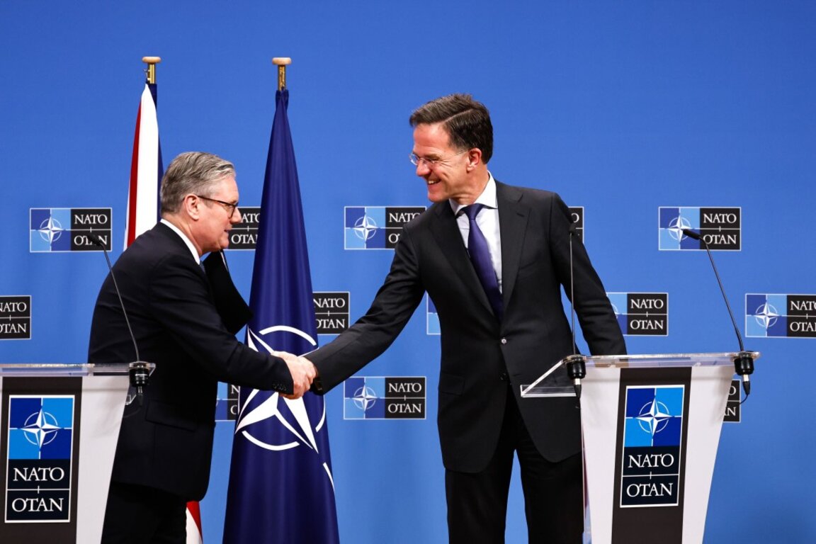 Генералният секретар на НАТО Марк Рюте (вдясно) и министър-председателят на Великобритания Киър Стармър - Брюксел, 3 февруари 2025