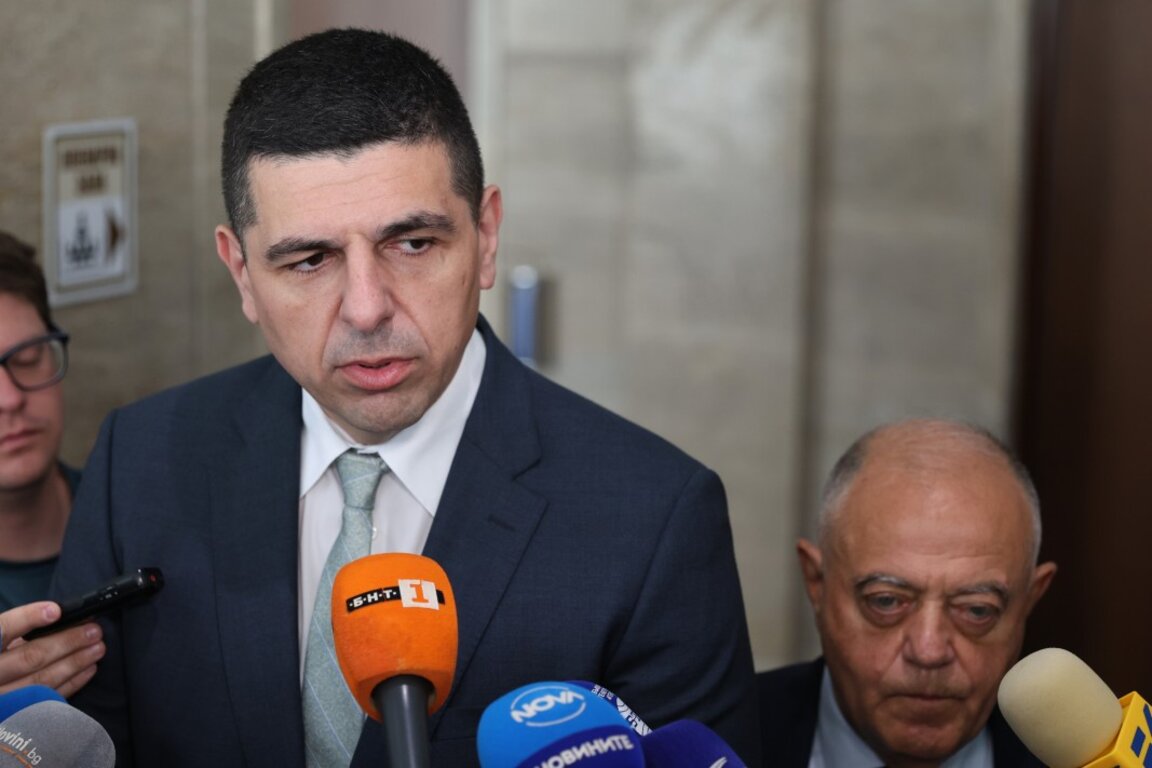 ПП-ДБ ще внесат вот на недоверие към правителството през септември