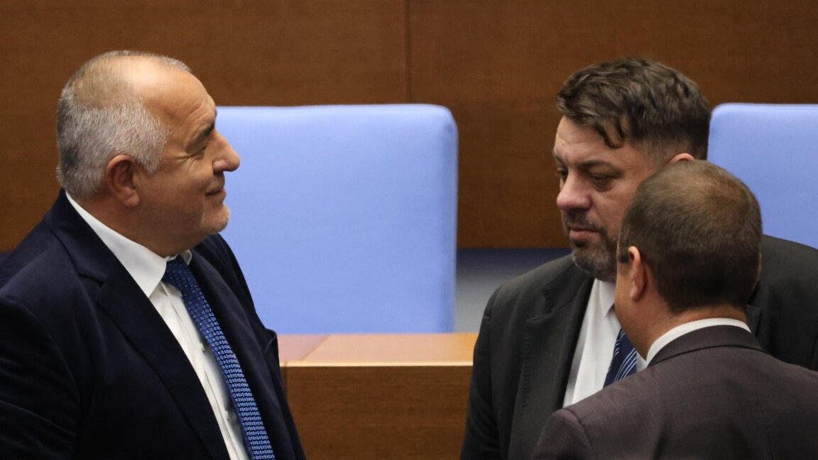 Лидерите на ГЕРБ Бойко Борисов (вляво) и Атанас Зафиров (вдясно) в НС.