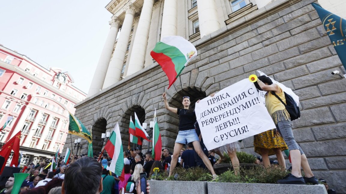 Граждански протест пред парламента с искане: Оставка! Нови избори!