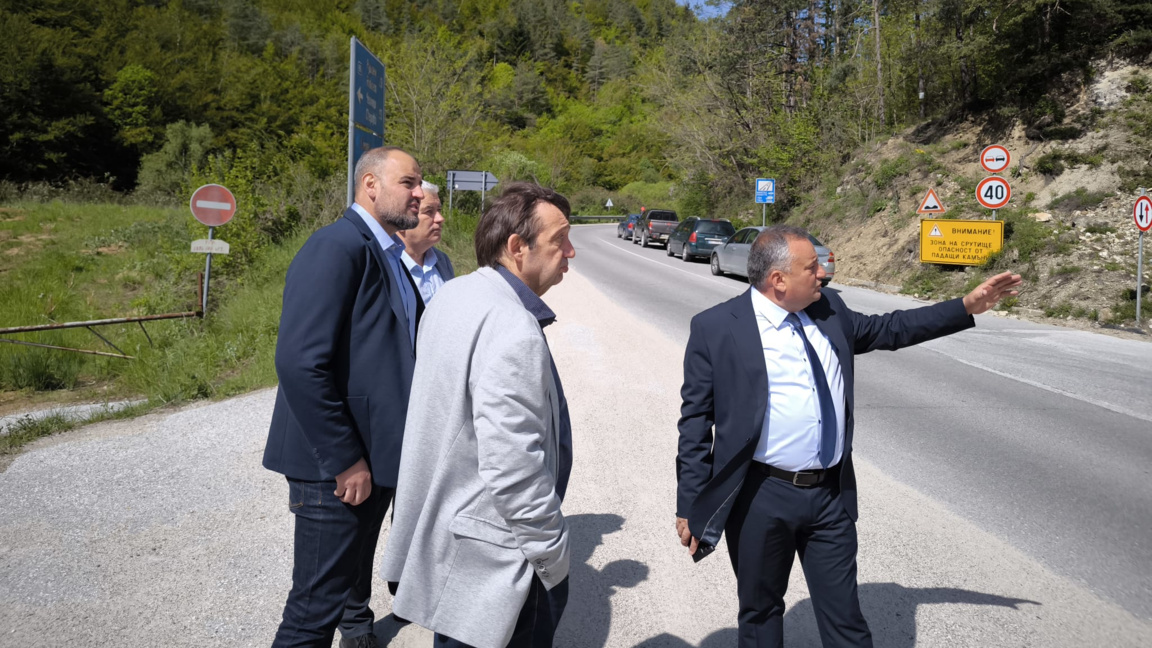 Министър Шишков търси в Смолян причината за свличането на пътя за Пампорово