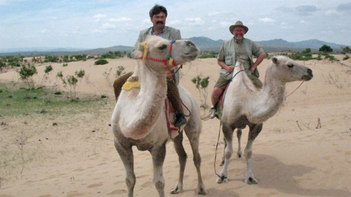 Проф. Николай Овчаров (вдясно) и инж. Младен Станев в пустинята Гоби в Монголия