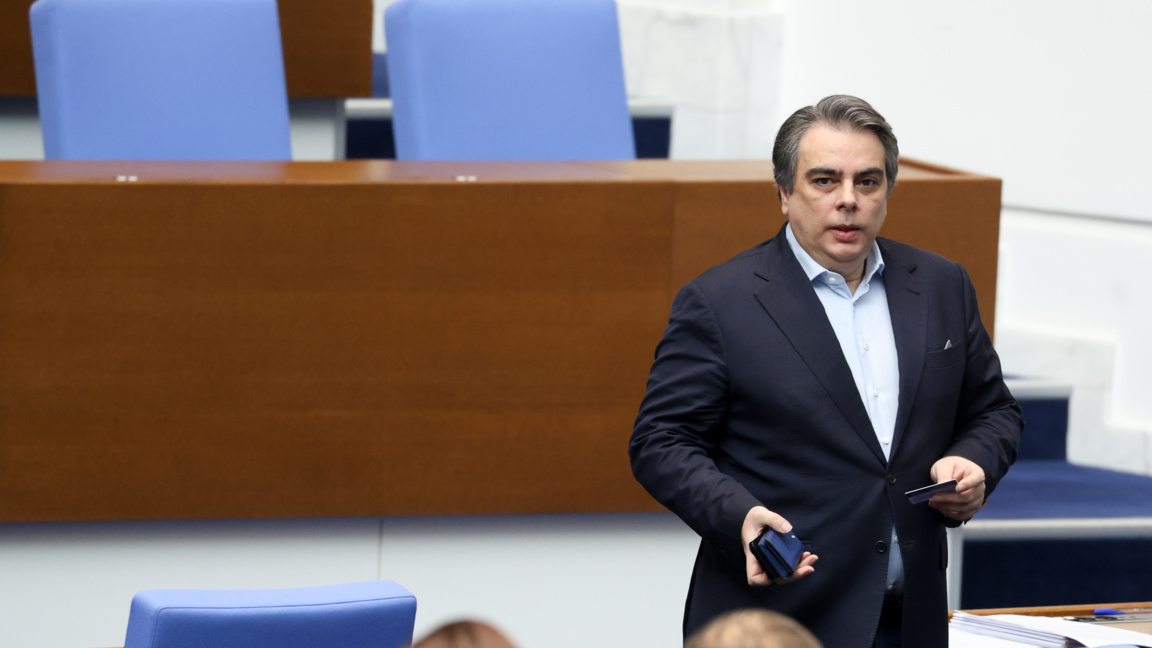 Асен Василев: Борисов се е спекъл от страх, че няма да може да купува гласове