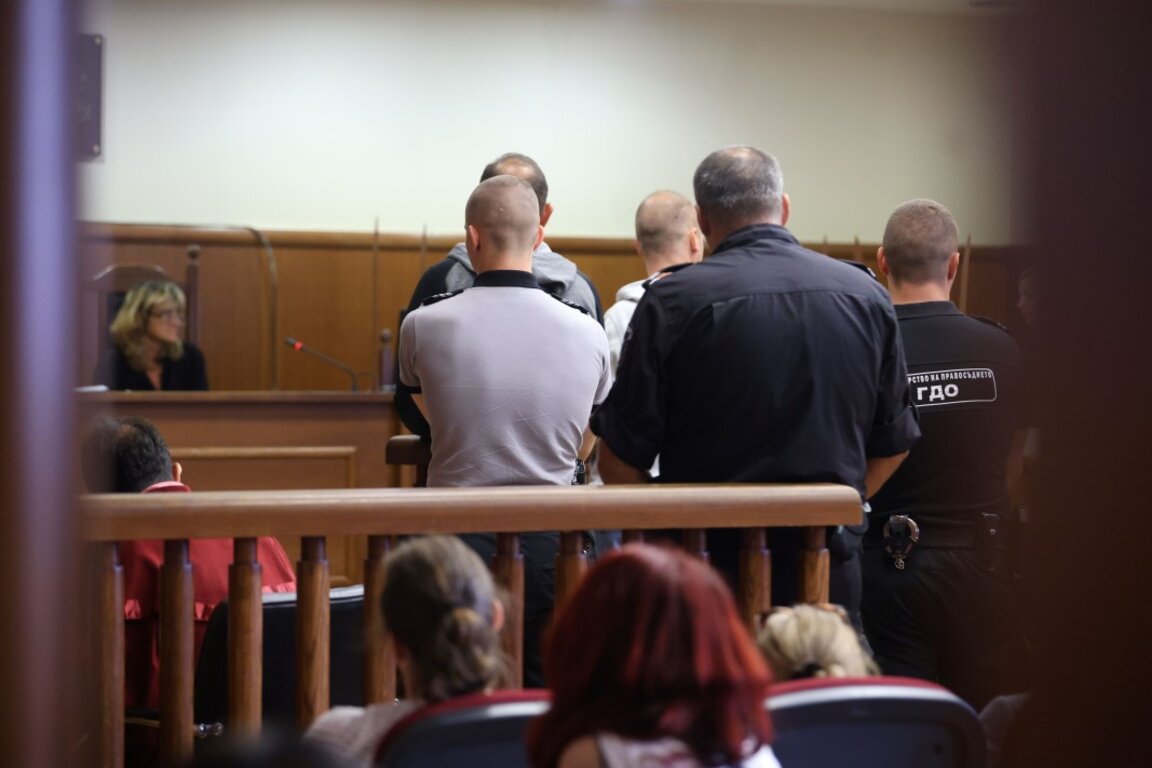 Съдът решава дали Барбутов да остане в ареста