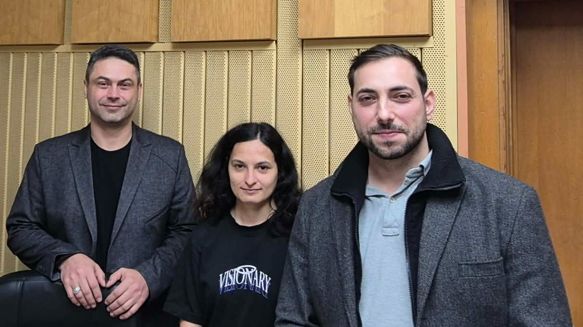 На снимката (от ляво надясно): доц. Дончо Донев, Дария Петкова и Станислав Николов - студенти в Стопанския факултет