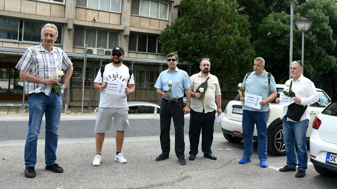 Rosen-Protest vor Botschaft Nordmazedoniens für gute Nachbarschaft