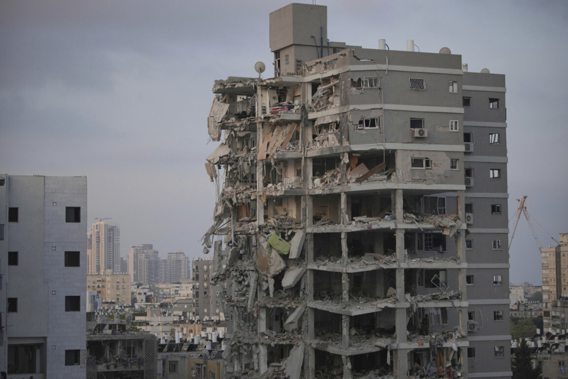 Поразена от иранска ракета сграда в Тел Авив, 15 юни 2025 г.