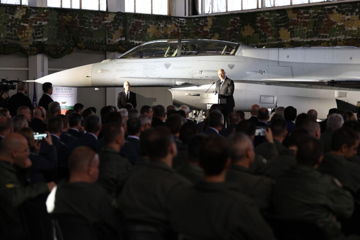 Първият български изтребител F-16 Block 70 беше посрещнат по време на тържествена церемония в Трета авиобаза в с. Граф Игнатиево. Сред официалните гости на събитието бяха премиерът Росен Желязков, министърът на отбраната Атанас Запрянов и началникът на отбраната адмирал Емил Ефтимов.
