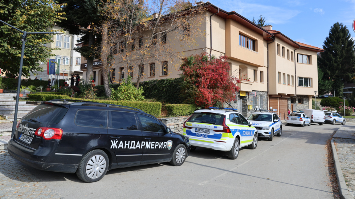Изведоха кмета на Белица Радослав Ревански от кметството с белезници