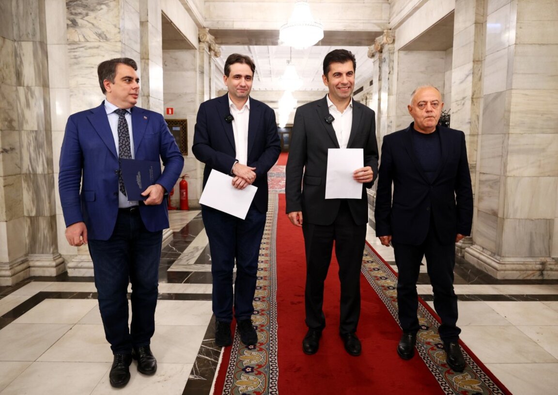 Асен Василев, Божидар Божанов, Кирил Петков и Атанас Атанасов (от ляво надясно) от ПП-ДБ направиха изявления в НС - 12 ноември 2024 г.