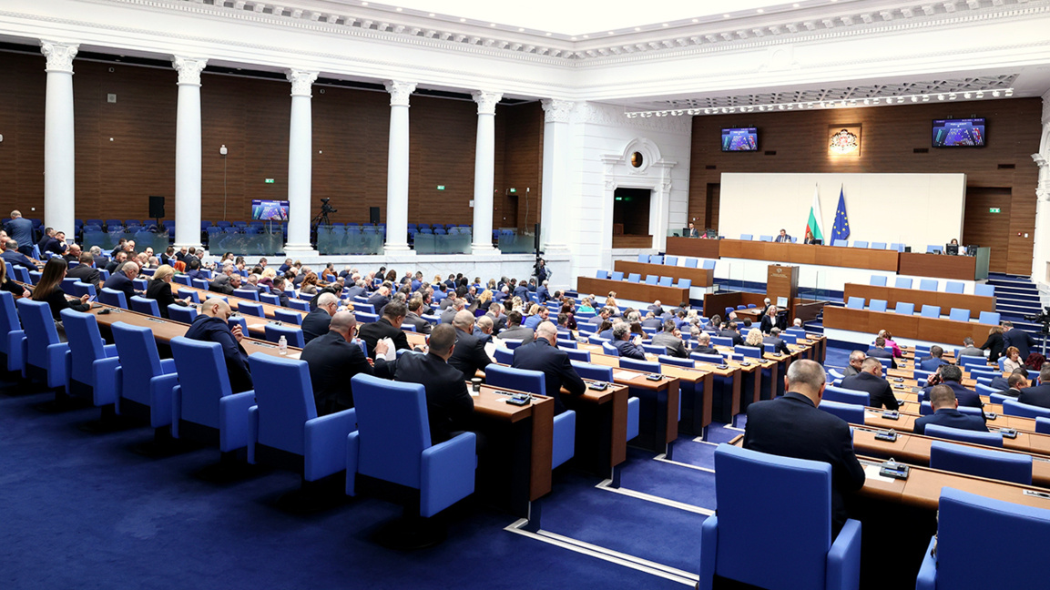 Парламентът обсъжда мерки срещу поскъпването на горивата