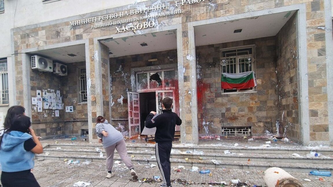 Георги Пеев: Хората трупат гняв. Вместо с цветя и свещи са пред МВР с камъни