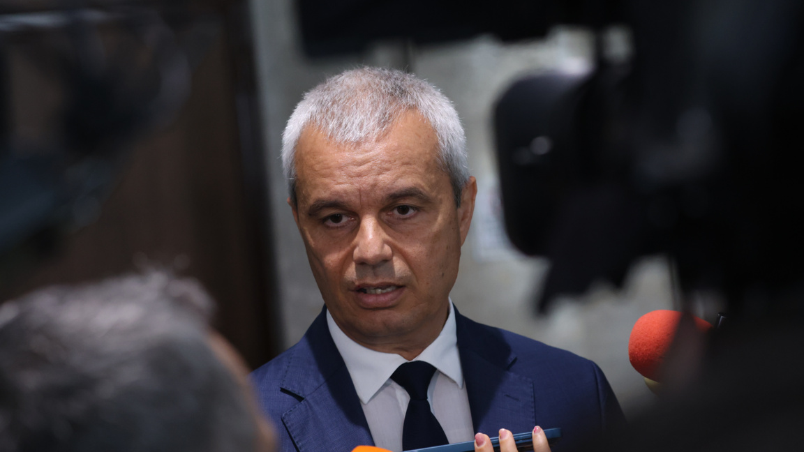 Лидерът на „Възраждане“ Костадин Костадинов дава изявление пред медиите в кулоарите на Народното събрание.