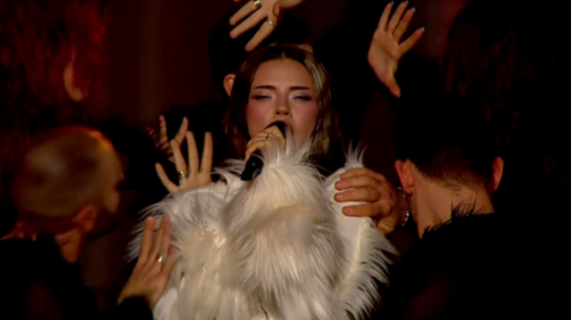 ДАРА исполняет "Бангаранга"