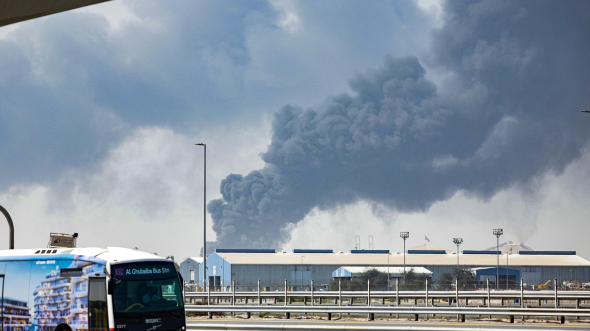Дим над пристанище в Дубай, 1 март 2026 г.
