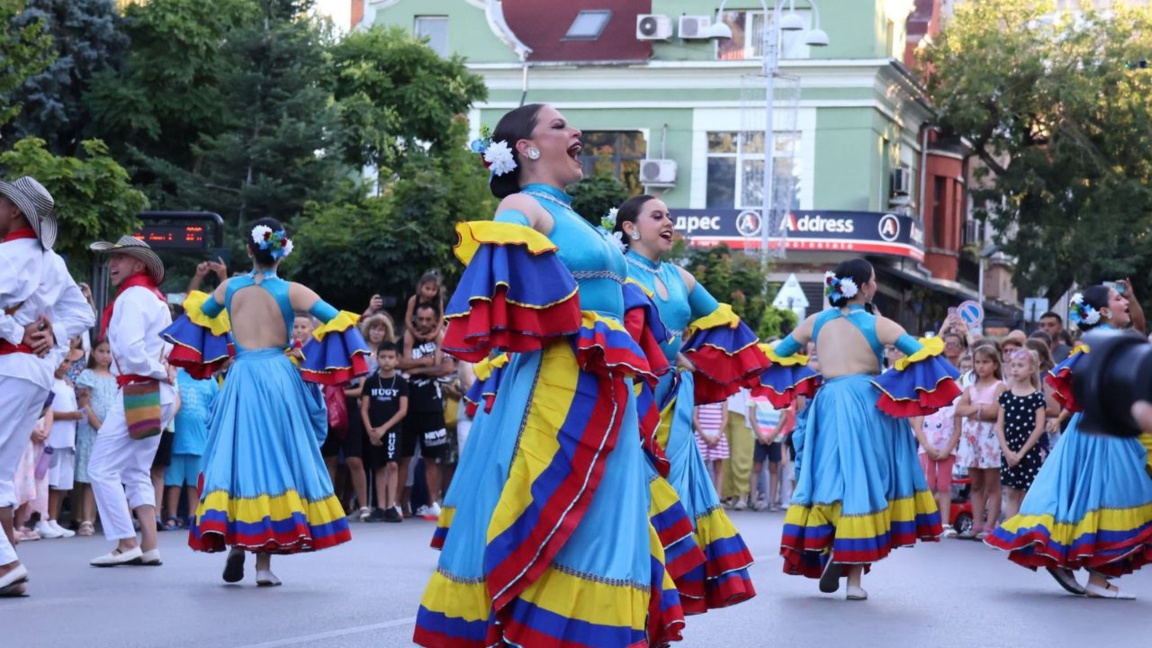 Grupos folclóricos de diferentes rincones del mundo se reunen en Veliko Tarnovo