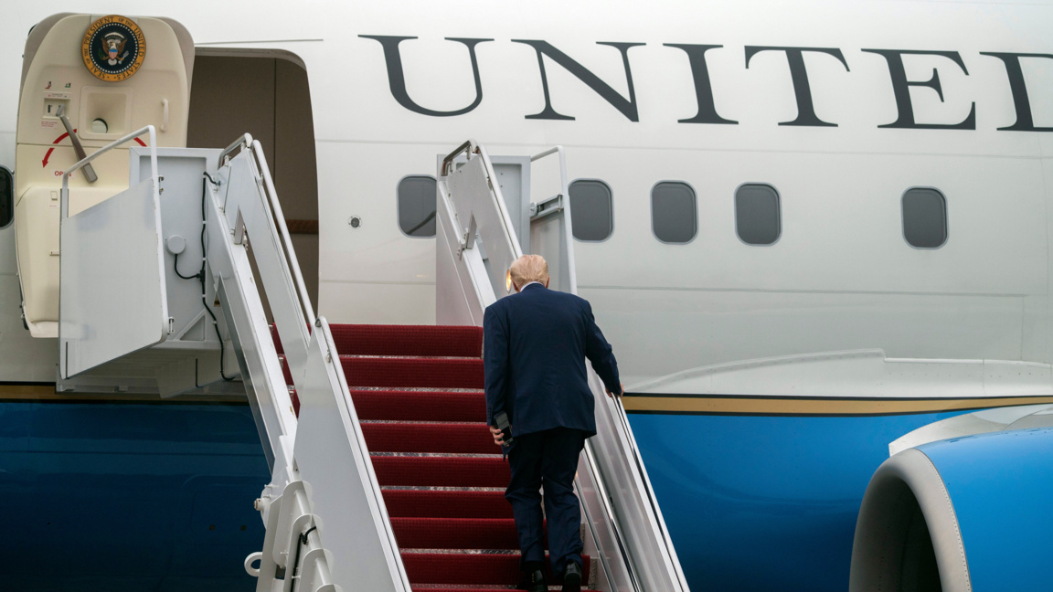 Американският президент Доналд Тръмп се качва на борда на Air Force One в съвместната база Андрюс, Мериленд, четвъртък, 19 февруари 2026 г.