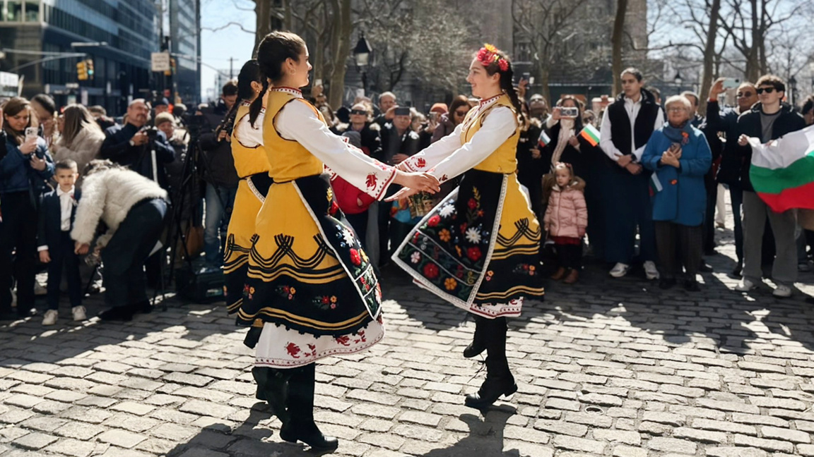 Звуците и стъпките на Дайчовото огласиха Манхатън
