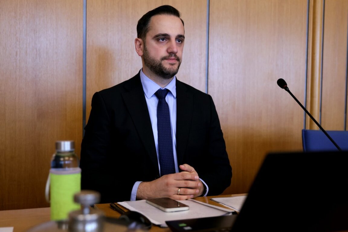 Председателят на Столичния общински съвет Цветомир Петров на заседанието на 26 юни 2025 г.