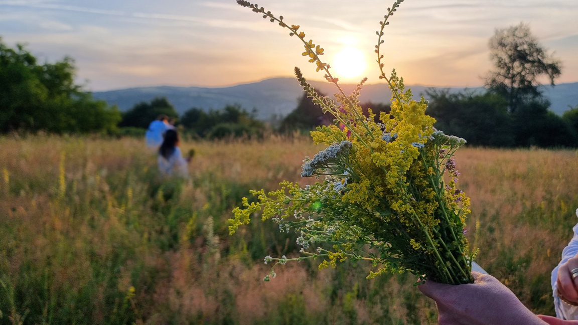 El Día de San Juan Bautista se celebra con hierbas curativas y flores
