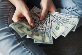 Бихте ли попитали работодателя си колко получават колегите ви?