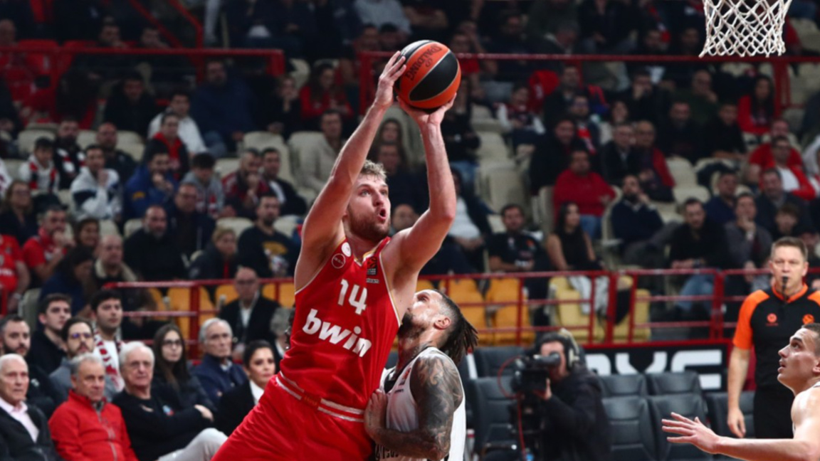 Александър Везенков вкара 24 точки за по...