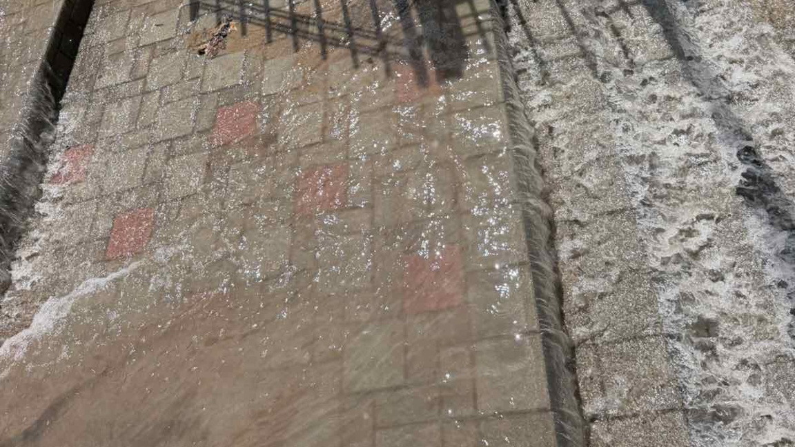 Дъждовни води блокираха входа на СУ „Петко Р. Славейков“