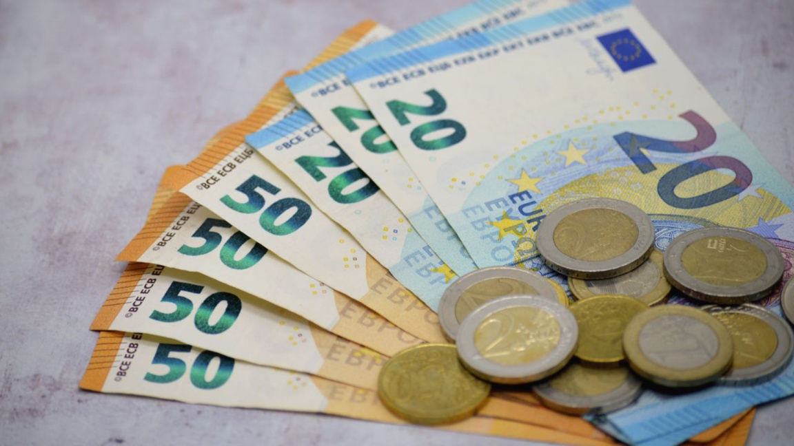 Euroja hyri pa tronditje, por qytetarët vuajnë nga rritja e çmimeve 