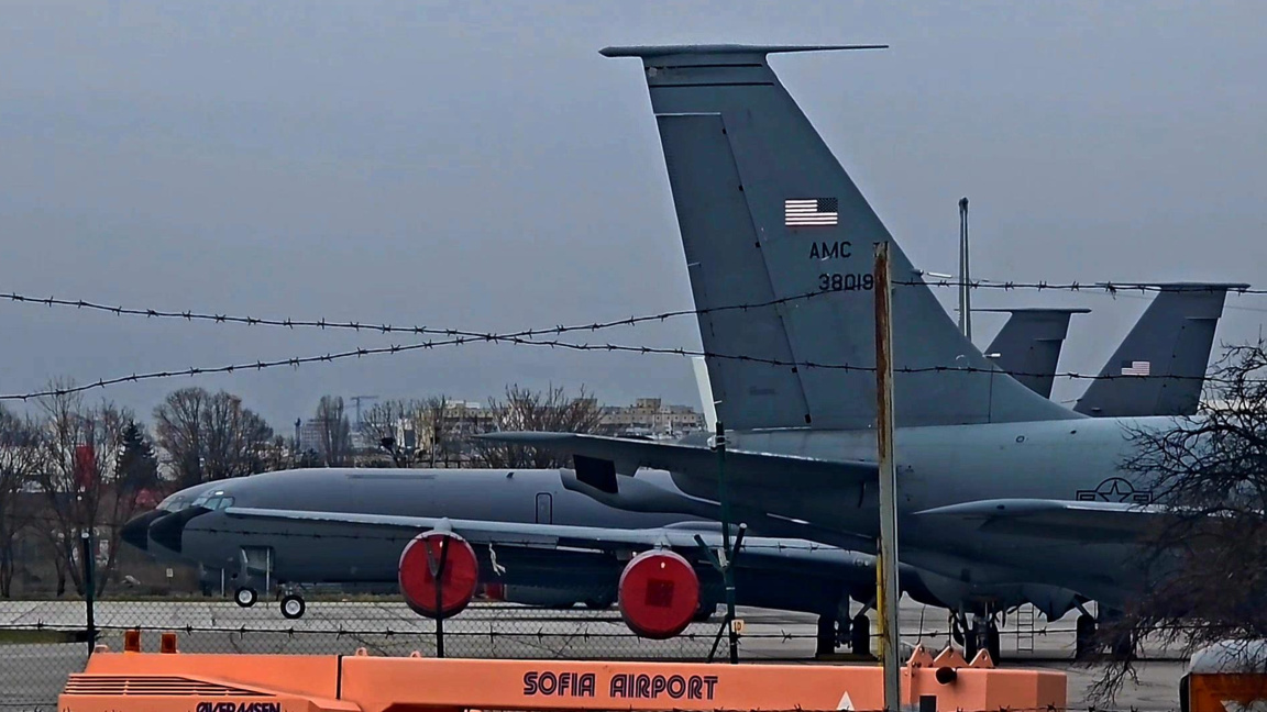 Двама министри обясниха на депутатите за самолетите на летище "В. Левски"