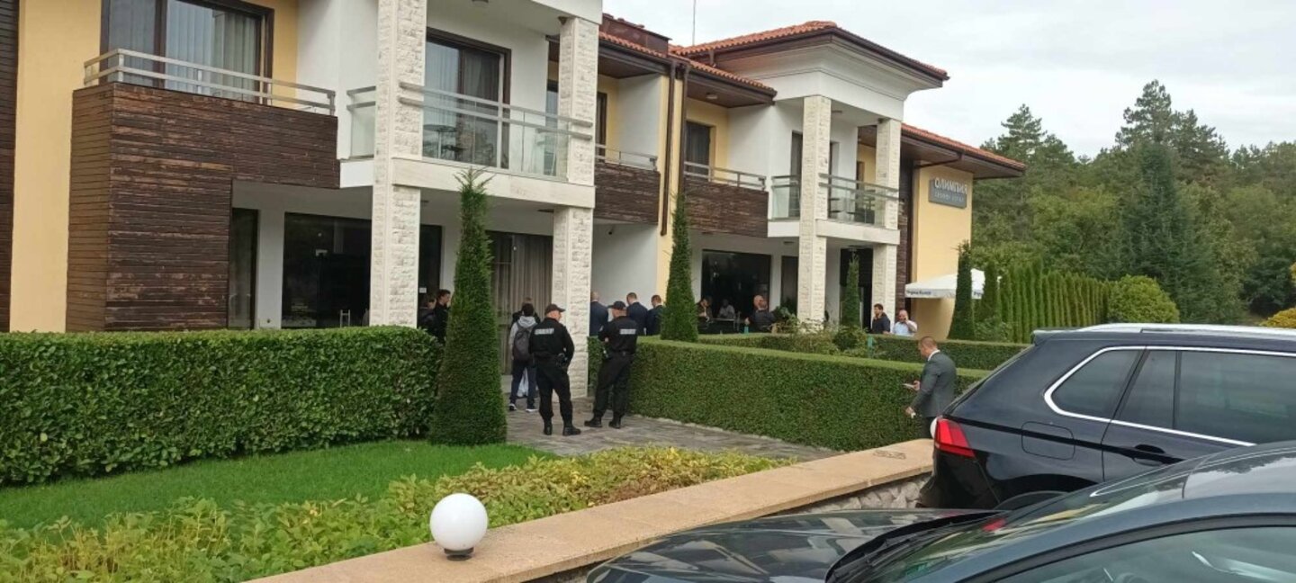 Акция на полиция и служители на КПКОНПИ срещу кмета на Минерални бани