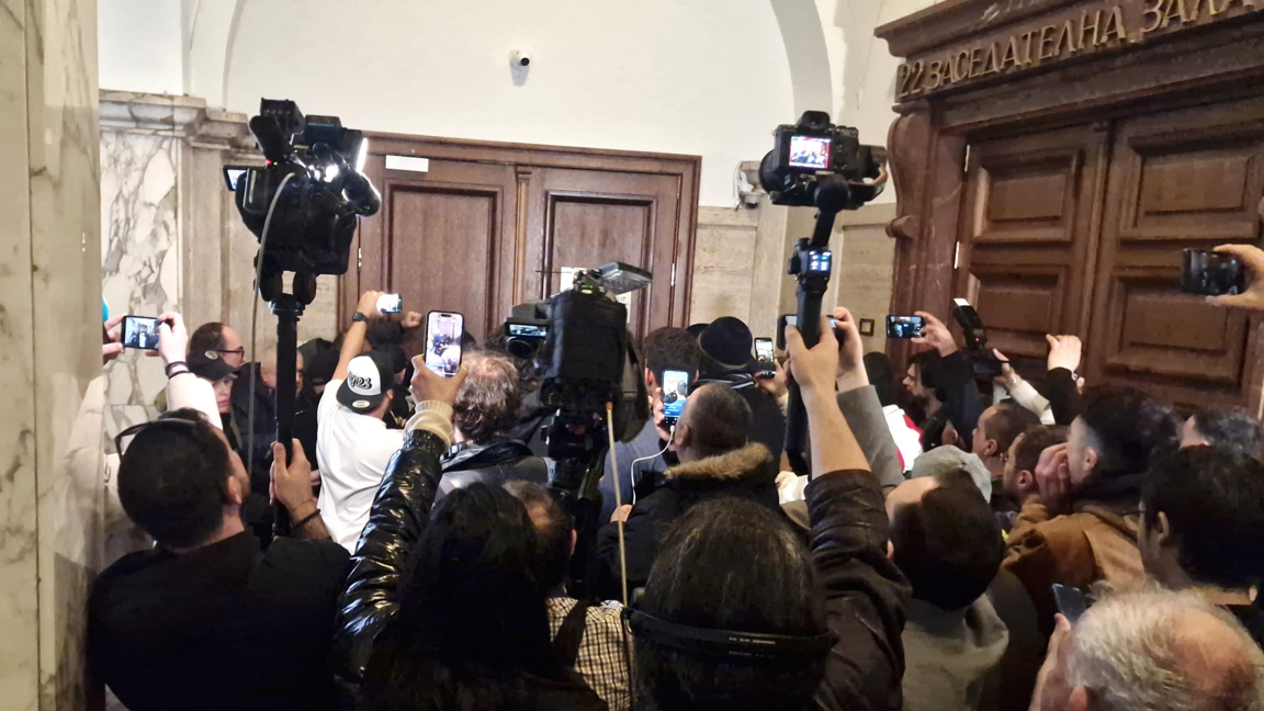 Протестиращи се опитаха да влязат в кабинета на главния прокурор