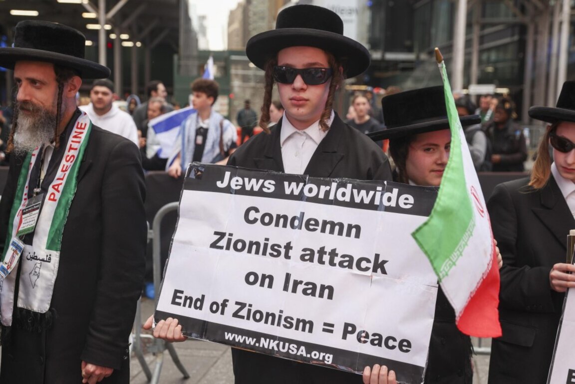 Ортодоксални евреи на протест в подкрепа за Иран в отговор на неотдавнашната военна ескалация между Израел и Иран, на Таймс Скуеър в Ню Йорк, САЩ, 16 юни 2025 г.