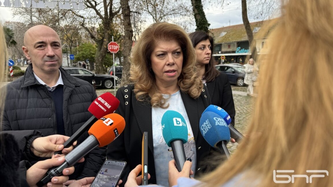 Президентът започва консултации с партиите след завръщането си от Франция