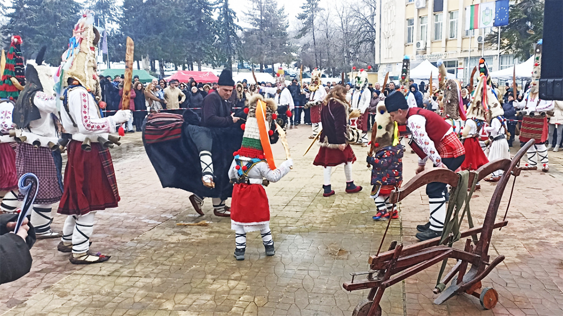 Kukerii din Bulgaria și România se adună...