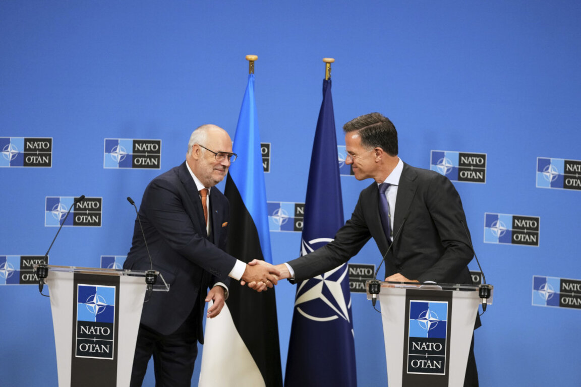 Президентът на Естония Алар Карис се здрависва с генералния секретар на НАТО Марк Рюте